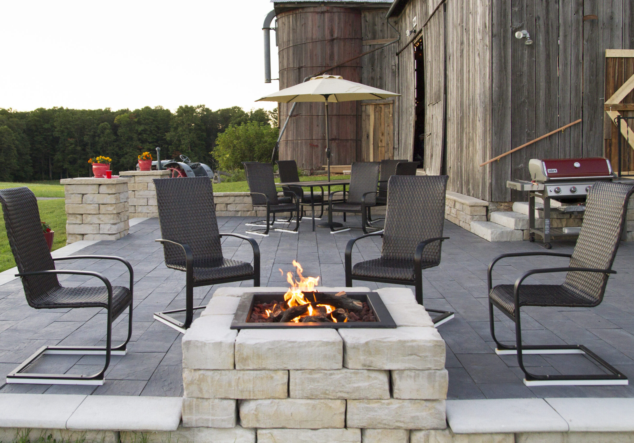 MantheiBarn_KFPK_CFDL_3 The Kodah Fire Pit Kit's sleek look compliments any modern patio style. Other products shown: Linear Flagstone, Bullnose Coping, Kodah Columns, and 34" Column Caps